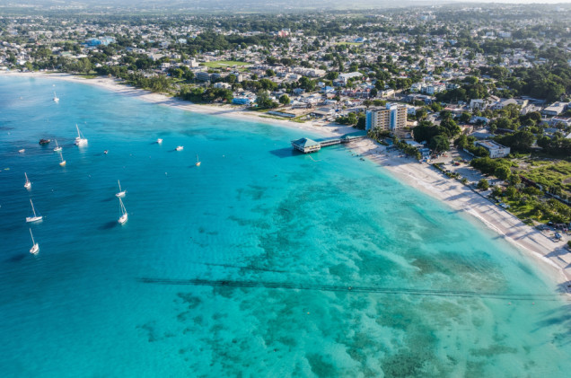 Lot z Barbados odwołany, bo załoga bawiła się w barze. Setki pasażerów uziemionych