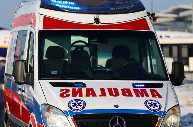 Wypadek aut w Opolu. Jeden z nich potrącił przechodniów