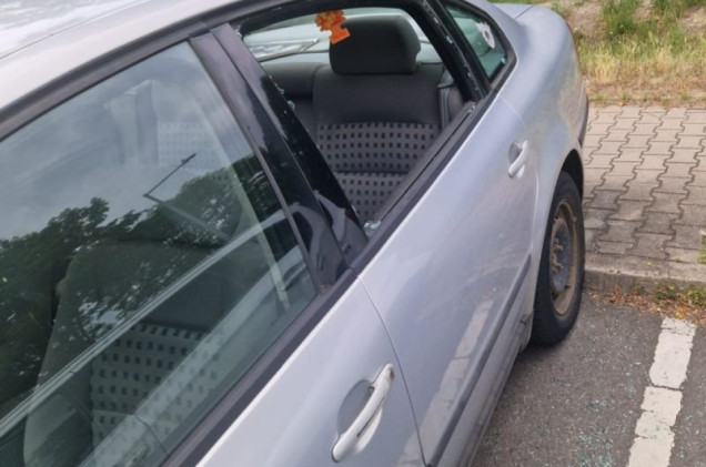 Maluch zatrzaśnięty w aucie na parkingu. Liczyła się każda minuta