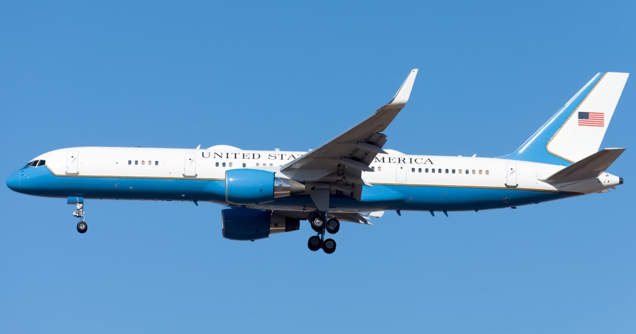 Awaryjne lądowanie samolotu z szefem Pentagonu