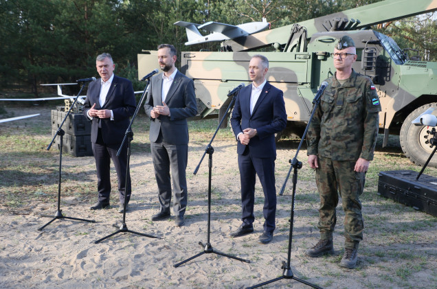 „O dronach nie miał zielonego pojęcia”. Mentzen grzmi, szef MON broni gen. Bodnara