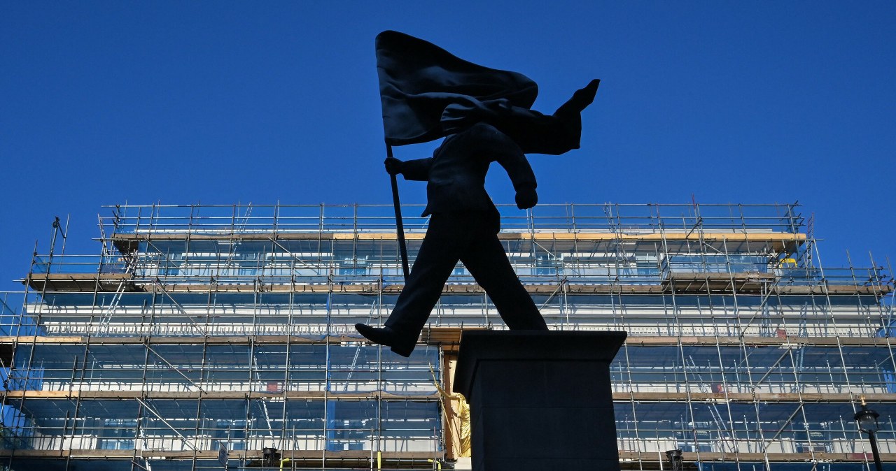 Schodzący z piedestału, zaślepiony flagą. Nowe dzieło Banksy'ego