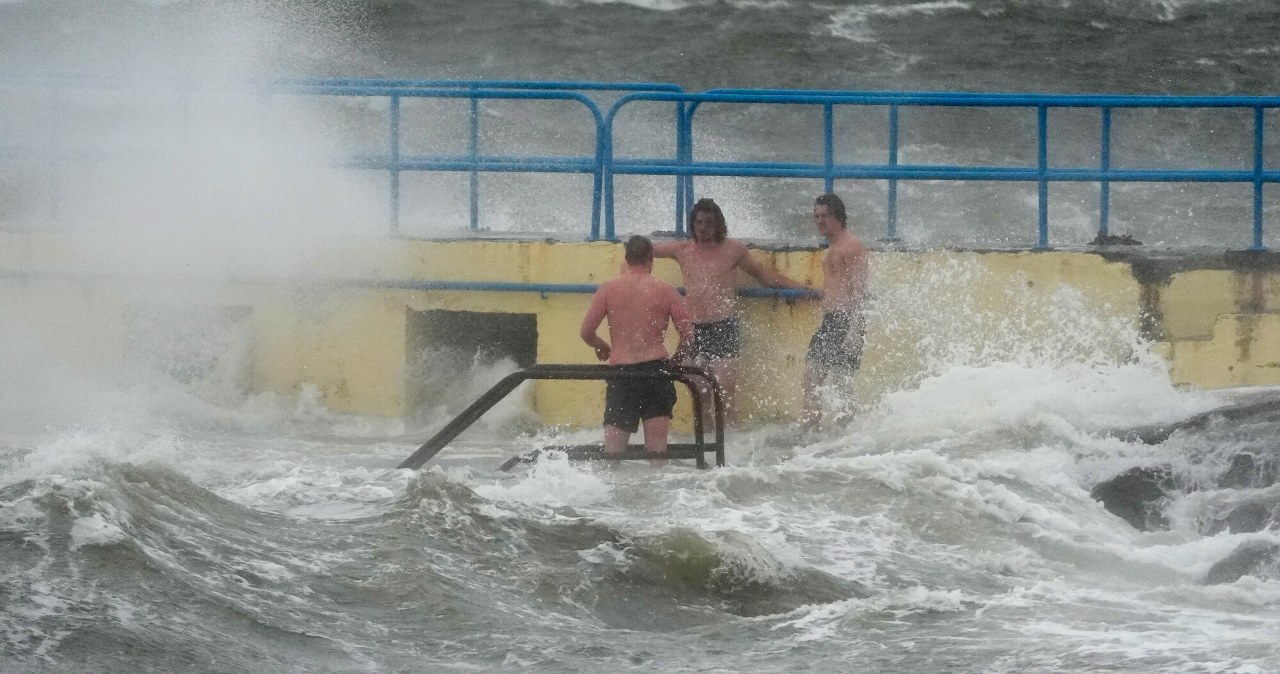 ​Amy odcina prąd, uziemia samoloty. Irlandia i Szkocja pod naporem żywiołu