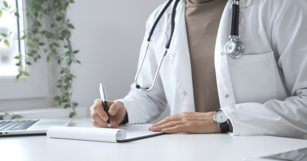 Fałszywy lekarz oszukał 150 osób. Jest akt oskarżenia