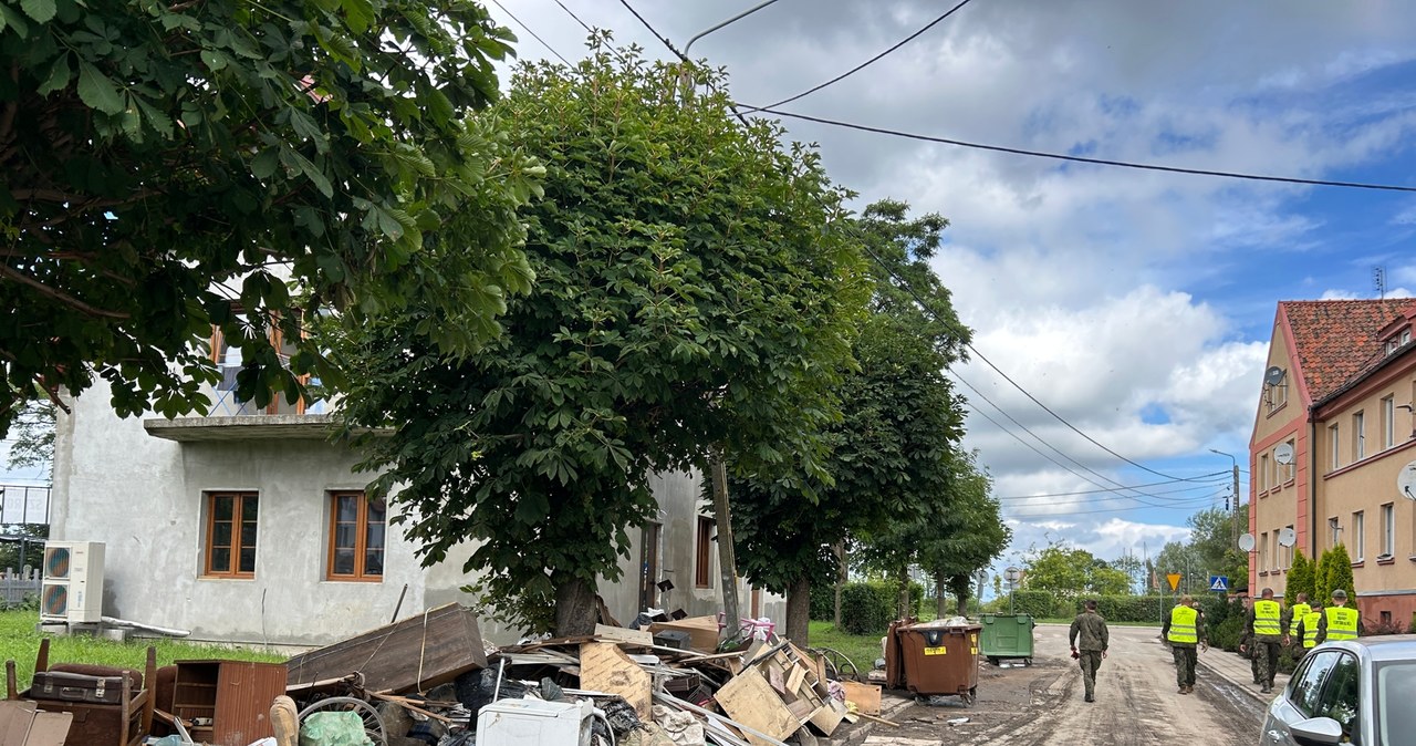 Po nawałnicy na Żuławach: Mieszkańcy bez przerwy w akcji ratunkowej