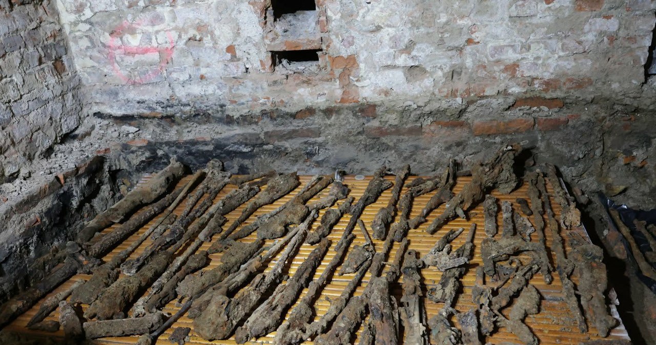 ​W piwnicy odkryto "arsenał". Nawet 80 jednostek broni