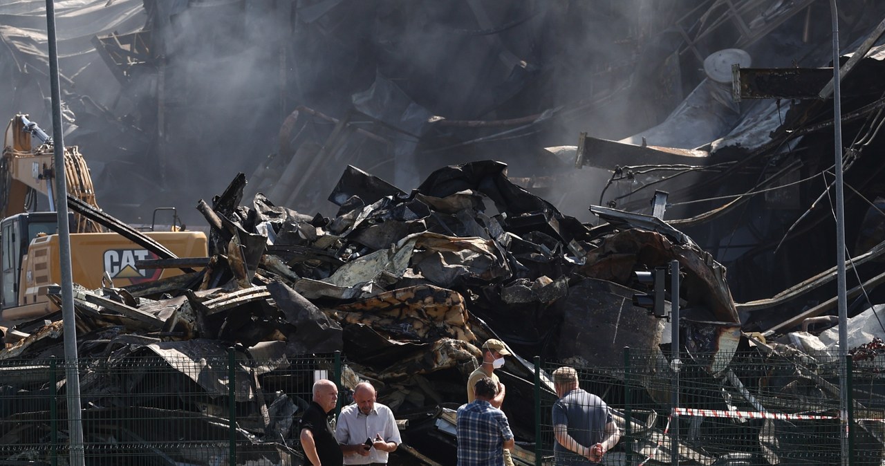 Trwają poszukiwania strażaka, który wpadł do płonącej hali