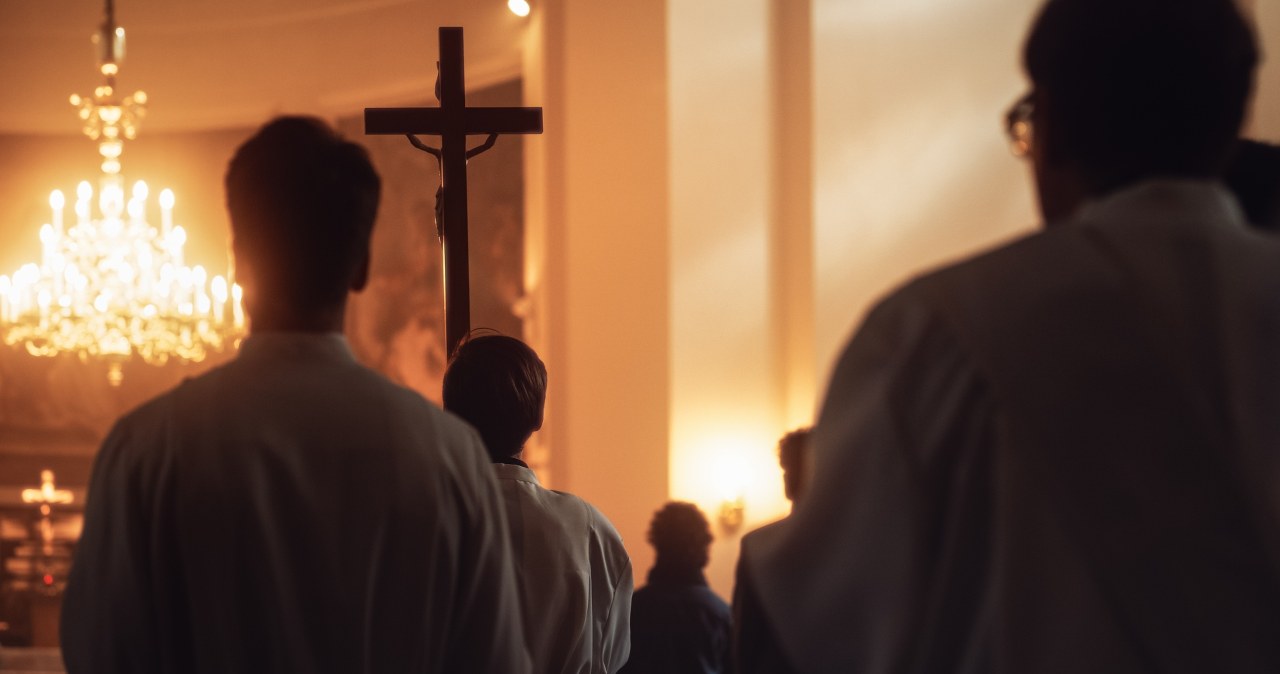 ​Zabytkowy ołtarz główny wrócił do kościoła w Brennej po gruntownej renowacji