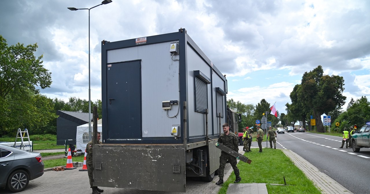 Podmianka na granicy. Kontener pograniczników zastąpi namiot grupy obywateli