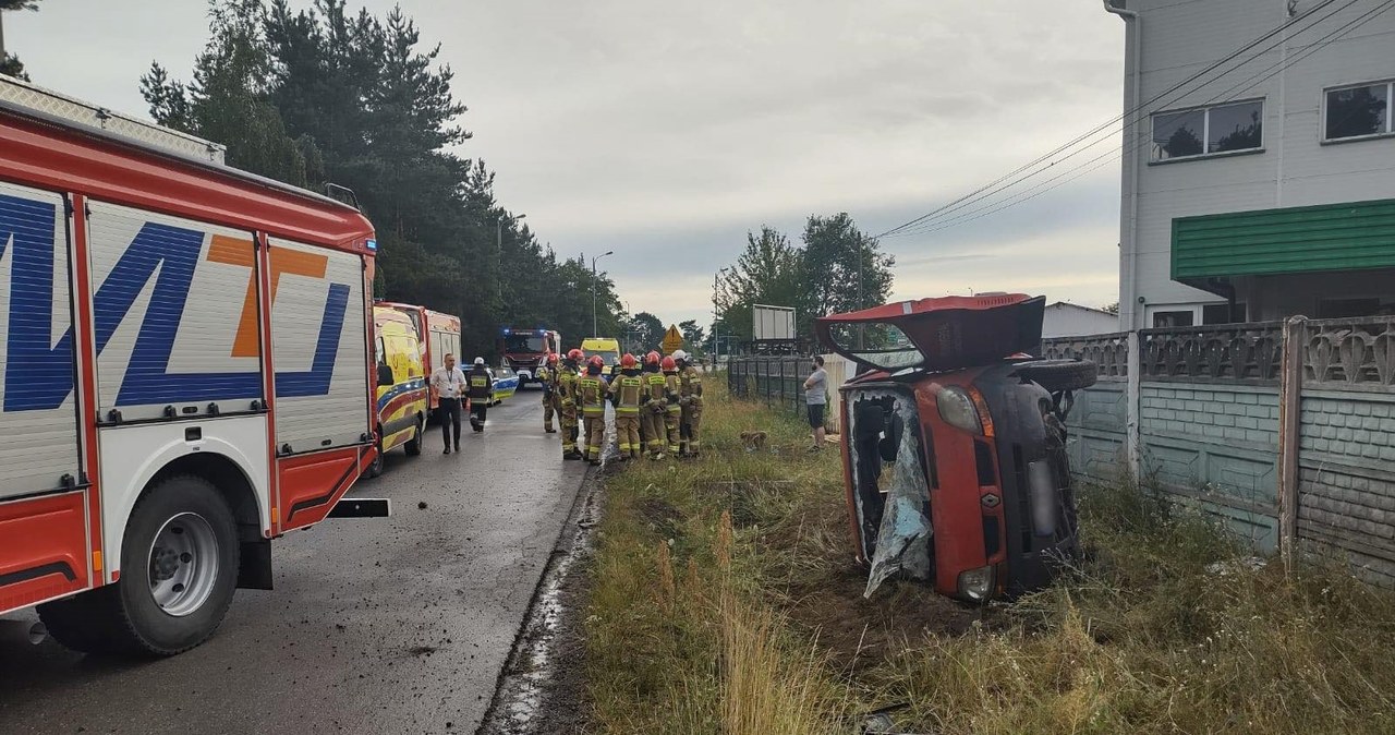 Bus z pasażerami przewrócił się na bok. Są ranni