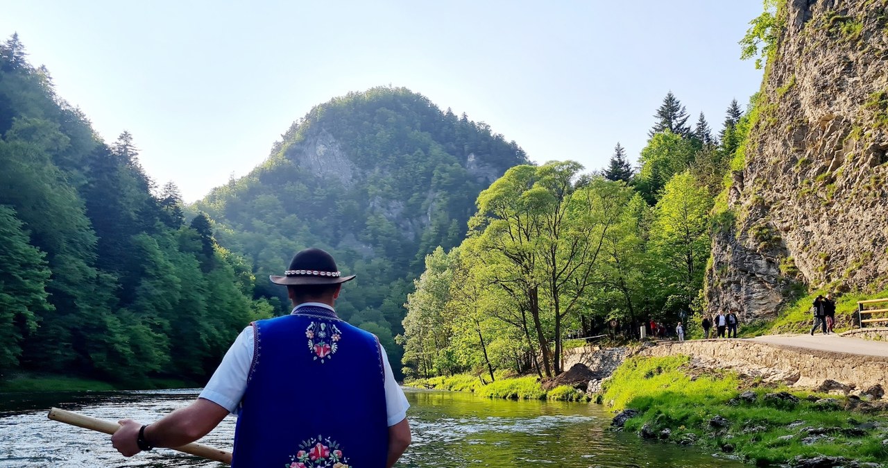 Drinki serwowane wprost na wodzie. Alkoholowy problem na spływach Dunajcem