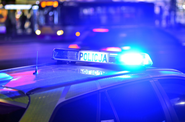Pościg i wypadek z udziałem radiowozu. Policjant trafił do szpitala