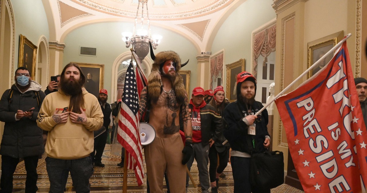​"Człowiek bizon" nie kocha już Trumpa. Jest gorzej, rzuca mu wyzwanie