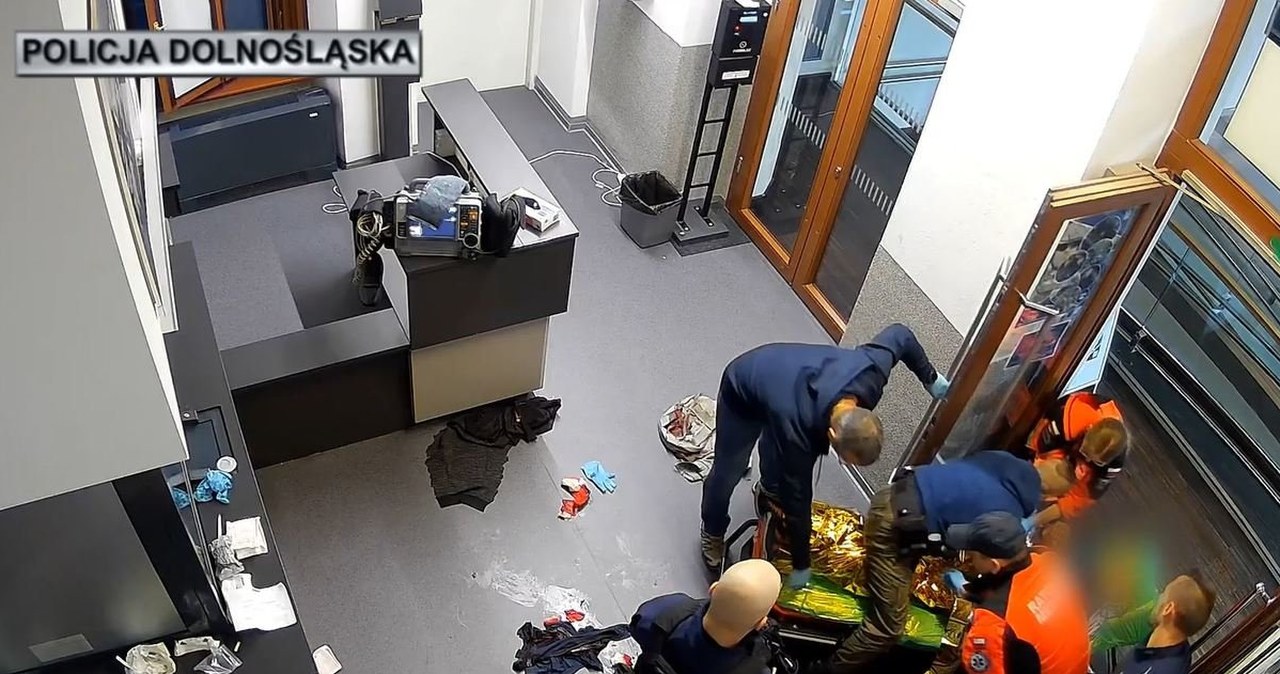 Wykrwawiał się na wrocławskim dworcu. Dramatyczna akcja ratunkowa policjantów