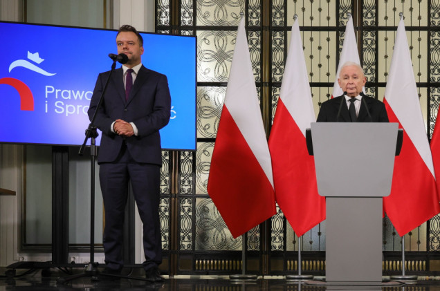 Screeny z WhatsAppa i cytaty z filozofa. PiS razem, a jednak osobno?