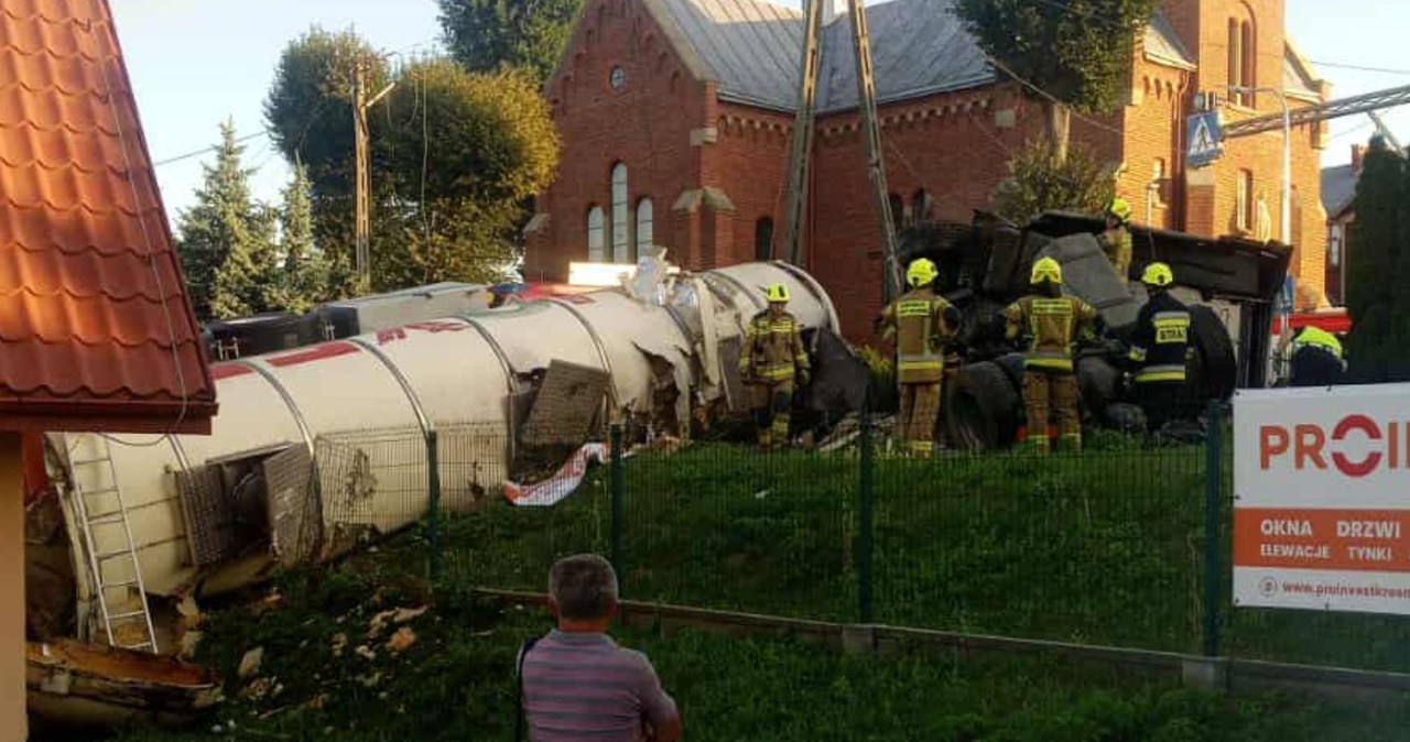 Wypadek w Miejscu Piastowym. Ciężarówka uderzyła w kapliczkę