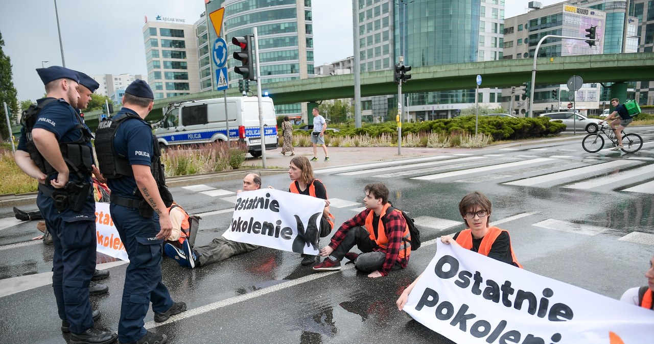 "Chowamy klej do kieszeni". Ostatnie Pokolenie ogłosiło koniec działalności