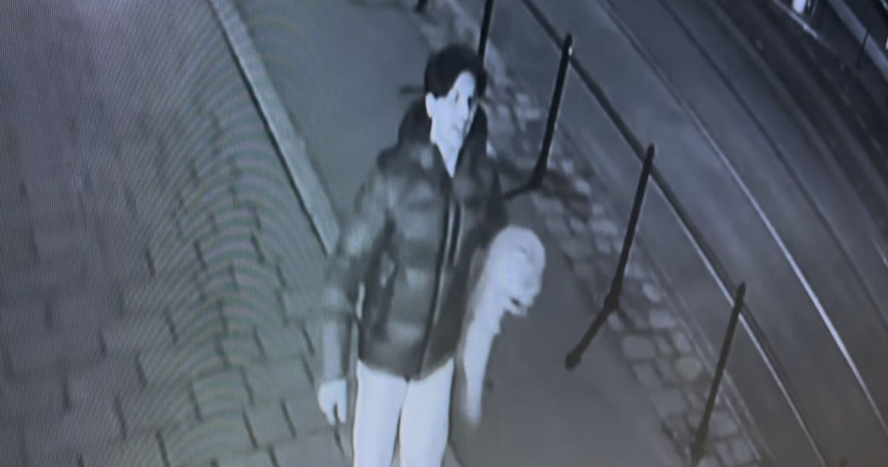 Atak przy ul. Starowiślnej w Krakowie. Policja szuka tego mężczyzny