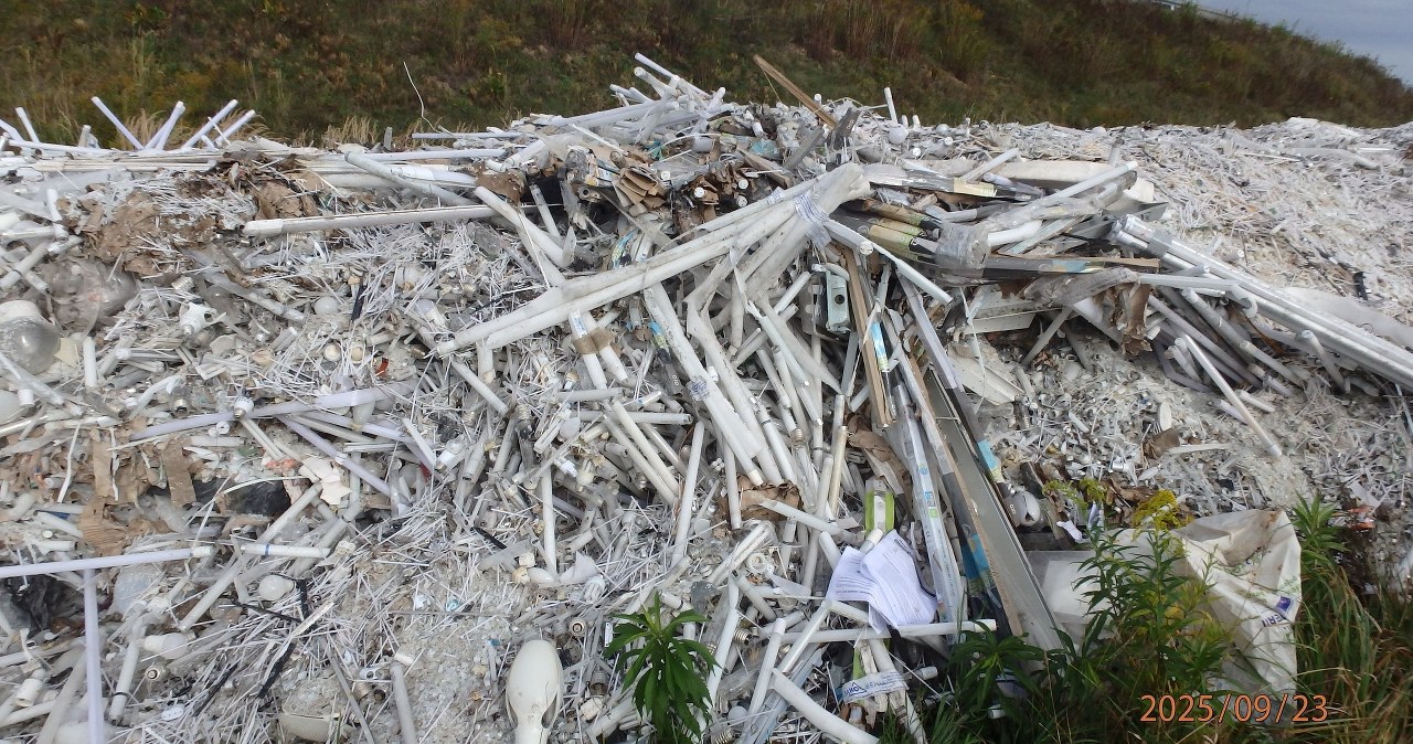 Tony niebezpiecznych świetlówek na polu. Sprawca poszukiwany