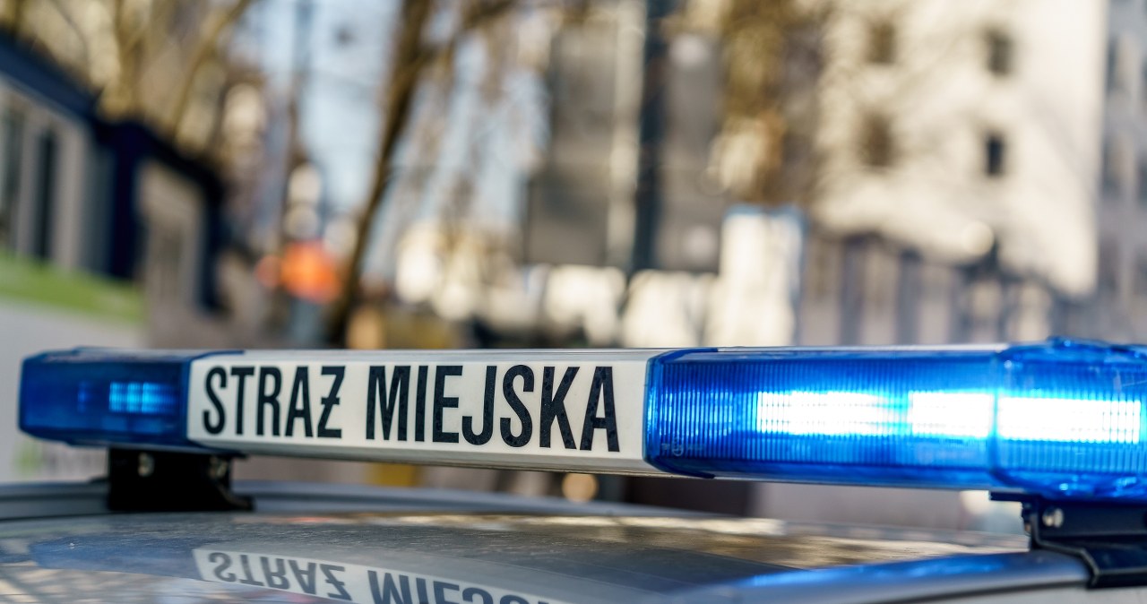 Skandal w krakowskiej straży miejskiej. Nietrzeźwy funkcjonariusz uderzył w samochód