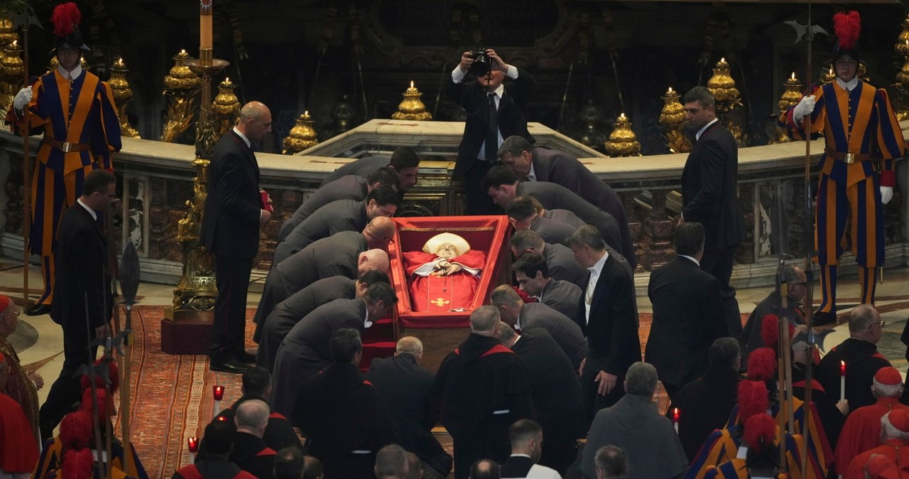 Tysiące ludzi oddają hołd zmarłemu papieżowi. Watykan reaguje