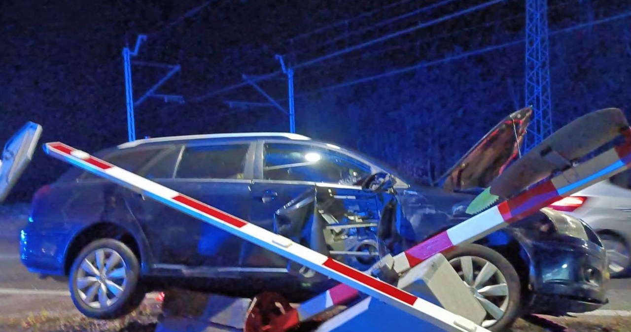 Pijany kierowca staranował sygnalizator. Groźny wypadek przed przejazdem kolejowym NAGRANIE