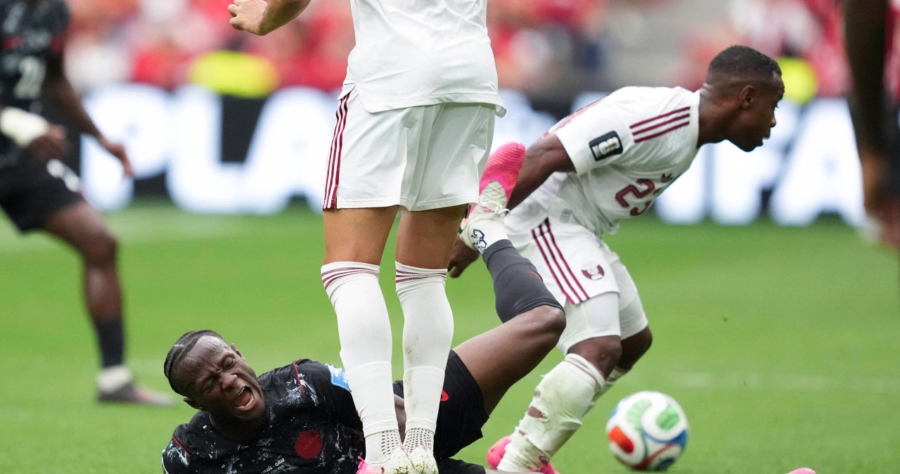 FIFA bezlitosna dla piłkarza Kataru. Za to wejście został zawieszony na pięć spotkań