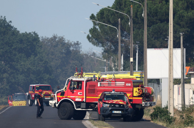 Pożar zagroził lotnisku we Francji. Dwóch strażaków nie żyje