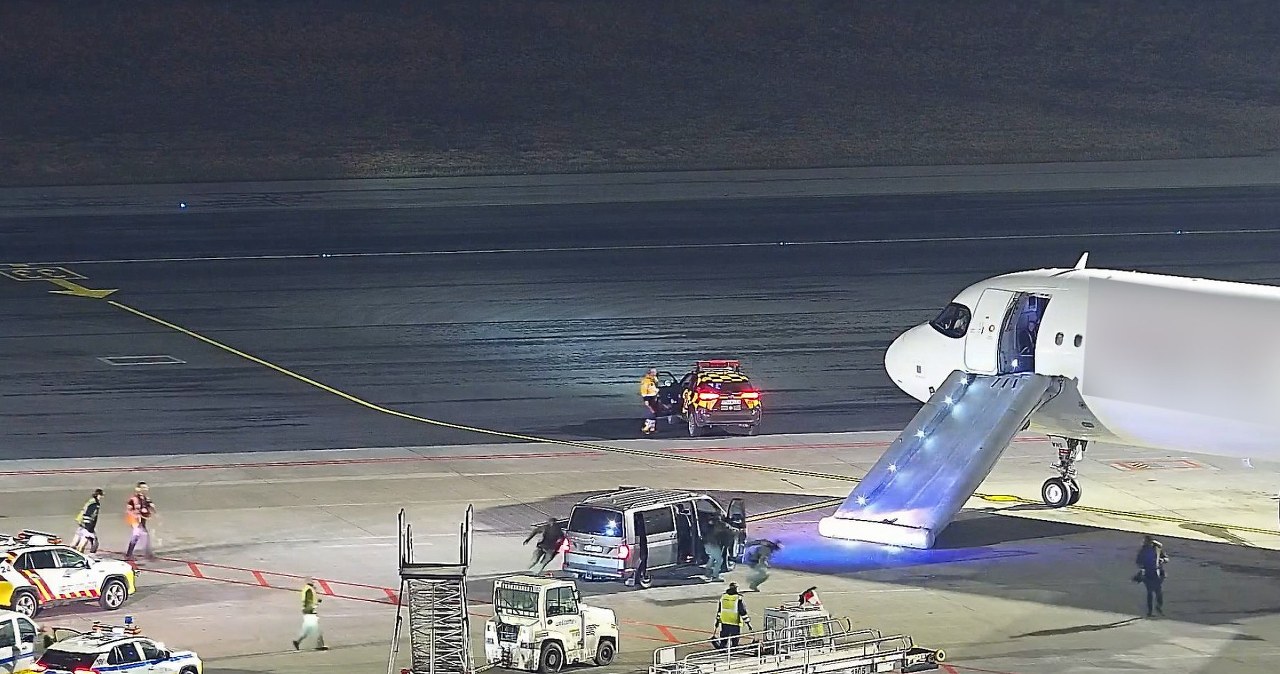 Szokujące sceny na Okęciu. Otworzył drzwi podczas kołowania i zjechał trapem