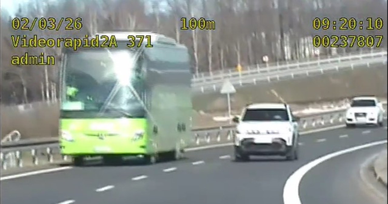 O krok od tragedii na DK8. Kierująca Dacią niemal zderzyła się z radiowozem. NAGRANIE