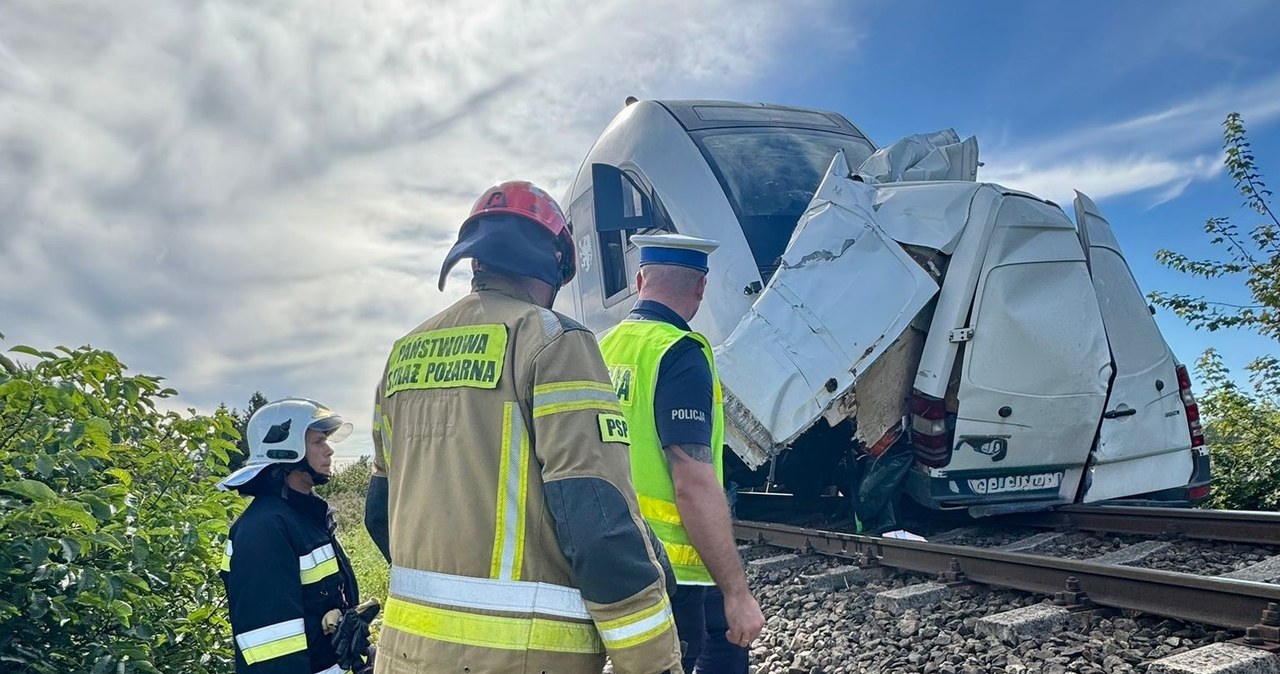 Zderzenie pociągu z busem na Pomorzu. 300 osób ewakuowanych