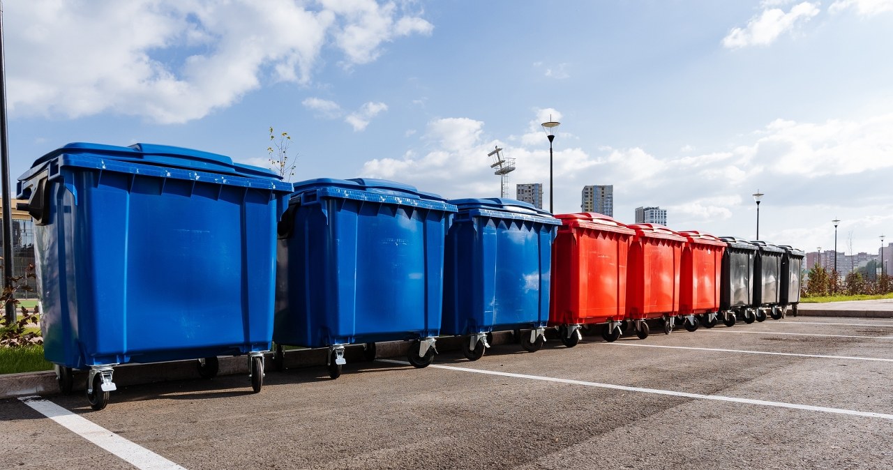 Czerwone pojemniki na odpady. Co powinno do nich trafić?