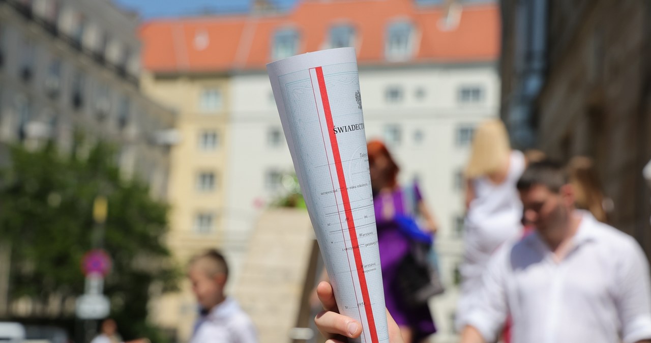 Tysiące uczniów z błędnymi świadectwami. Co teraz z rekrutacją?