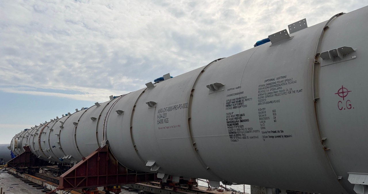 Jedna z nich ma ponad 500 ton. Potężne kolumny w drodze do Orlenu