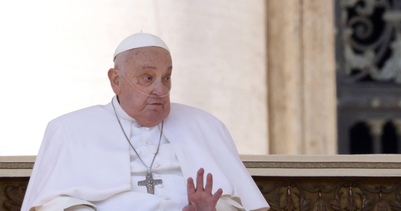 Papież opuścił Watykan. Wyruszył z bukietem białych kwiatów