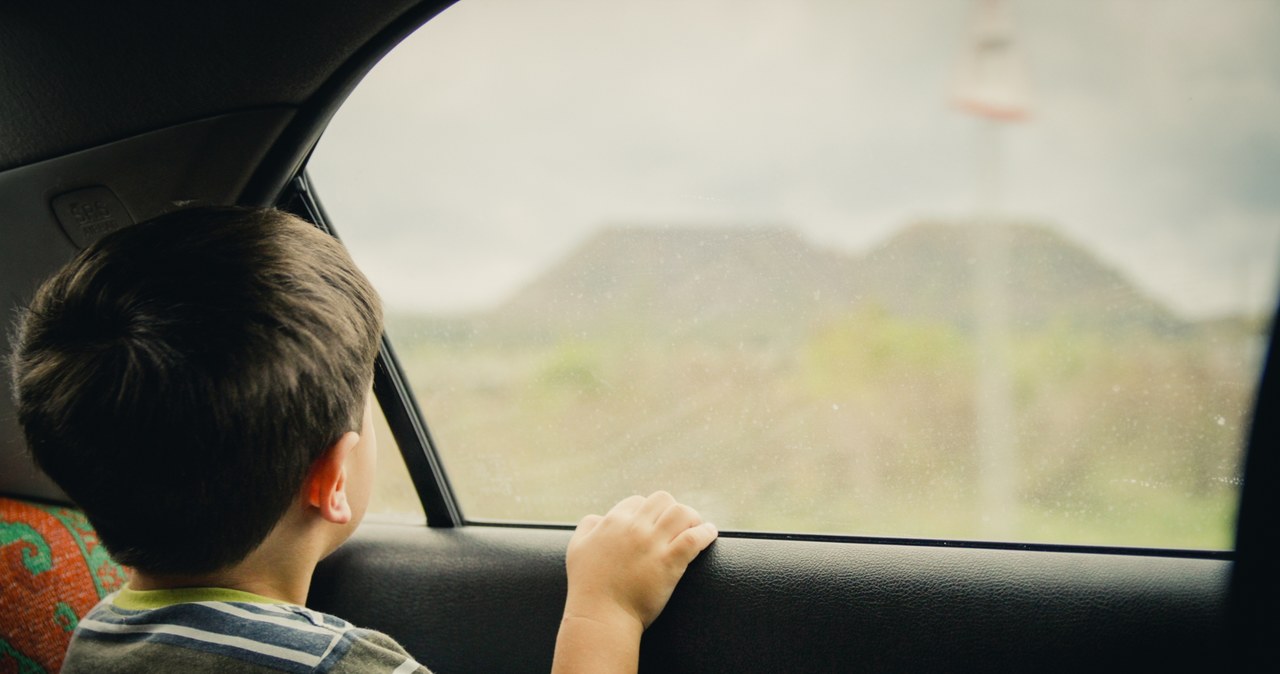 Zapłakany 6-latek w bmw przed dyskoteką. Ojciec zostawił go na noc