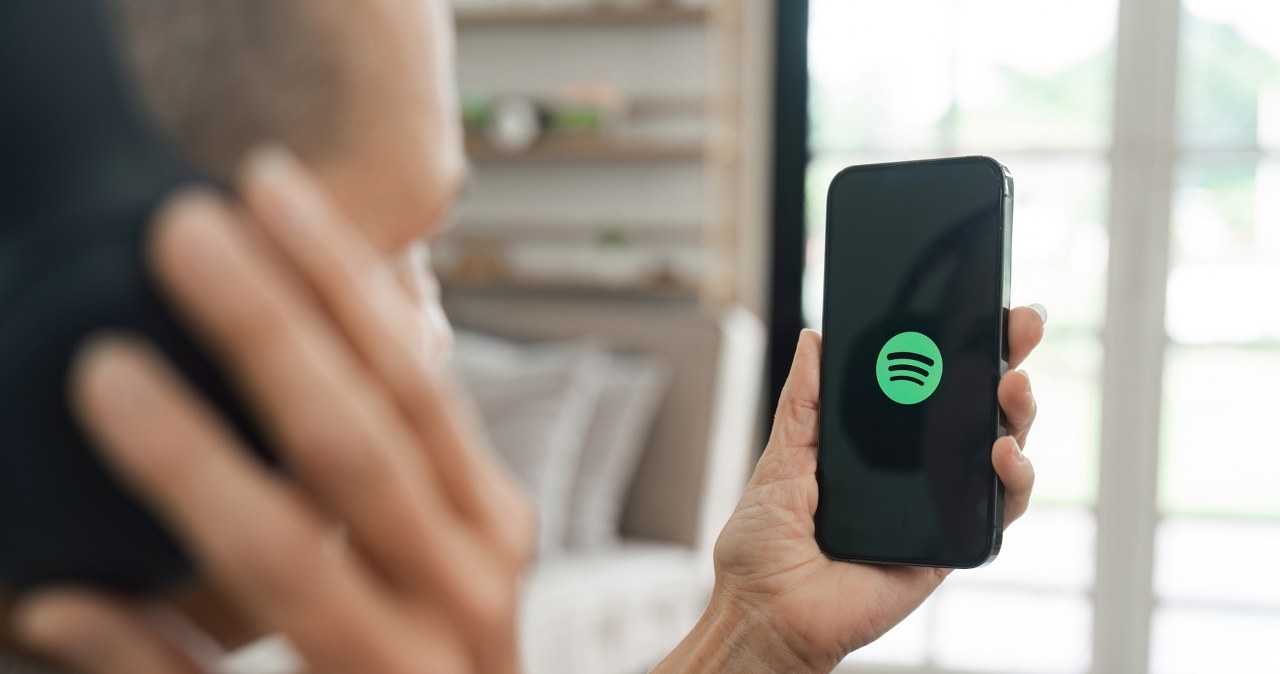 Znany serwis muzyczny usunął miliony utworów! Idzie na wojnę z AI