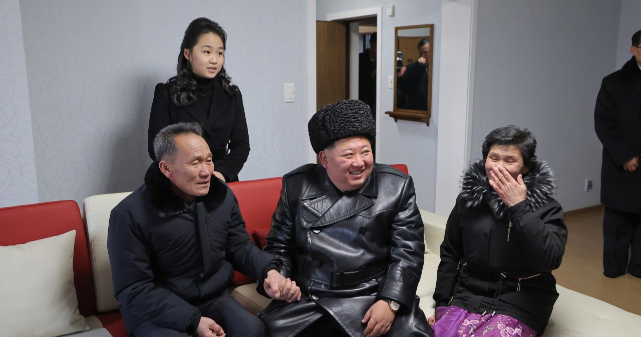 Mieszkanie za śmierć na froncie. Tak "nagradza" Kim