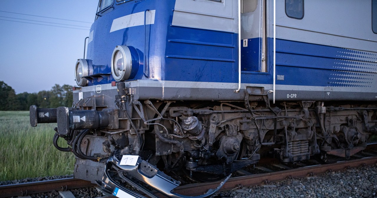 Samochód zderzył się z dwoma pociągami. 14-latek i jego matka w szpitalu