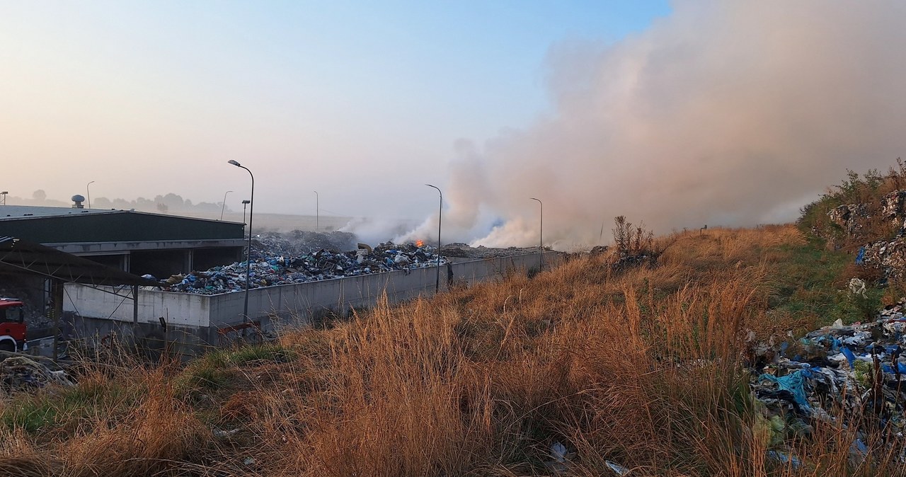 Potężny pożar składowiska w Bełżycach. Strażacy przekazali nowe informacje