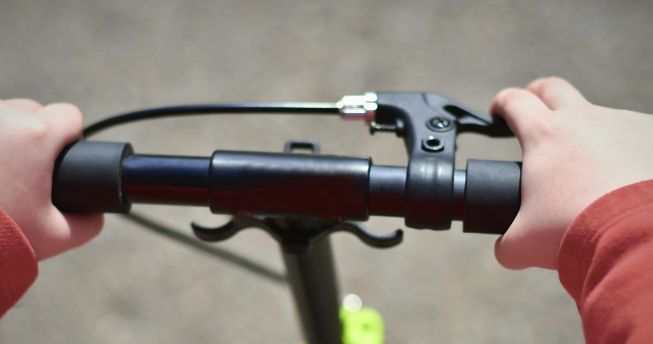 11-latek pędził na hulajnodze drogą krajową. Takiego finału się nie spodziewał