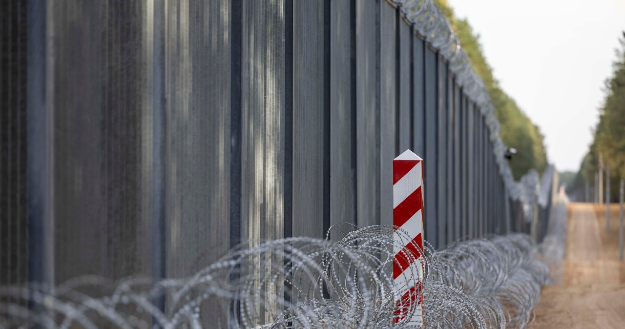 Liczba migrantów na granicy spadła. Rząd chwali się sukcesem, organizacje biją na alarm