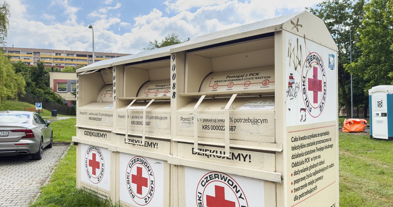 Kontenery PCK na odzież używaną znikają z ulic. Co dalej z pomocą?