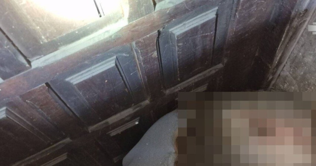 Przez 16 lat ukrywał się w "skrytce" między drzwiami. Wydano dwa listy gończe