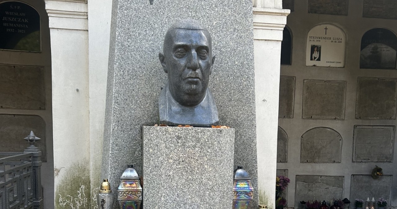 Grób "ze skarbonką" na warszawskich Powązkach. "Waldorff wciąż zbiera całkiem nieźle"