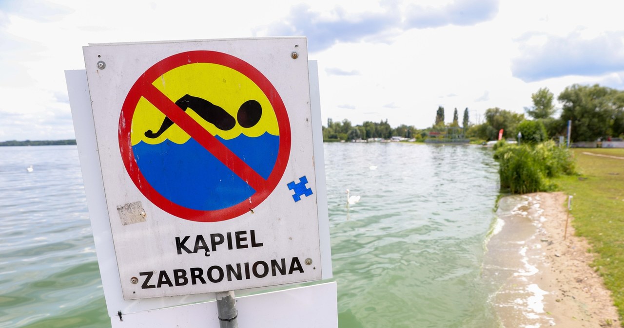 Czerwone flagi nad Bałtykiem. Zakaz kąpieli na popularnych plażach