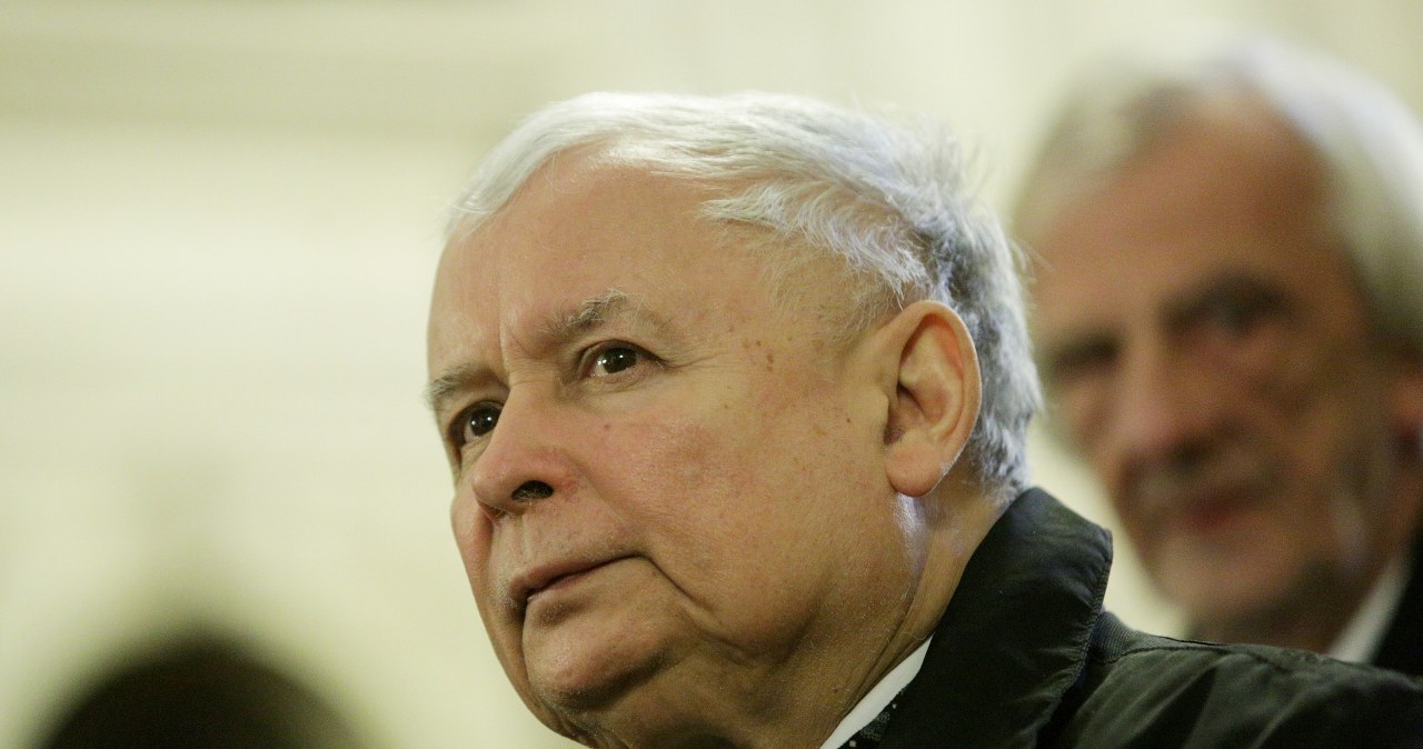 Kaczyński został zmuszony do opuszczenia domu. Kto przyjął prezesa PiS pod dach?