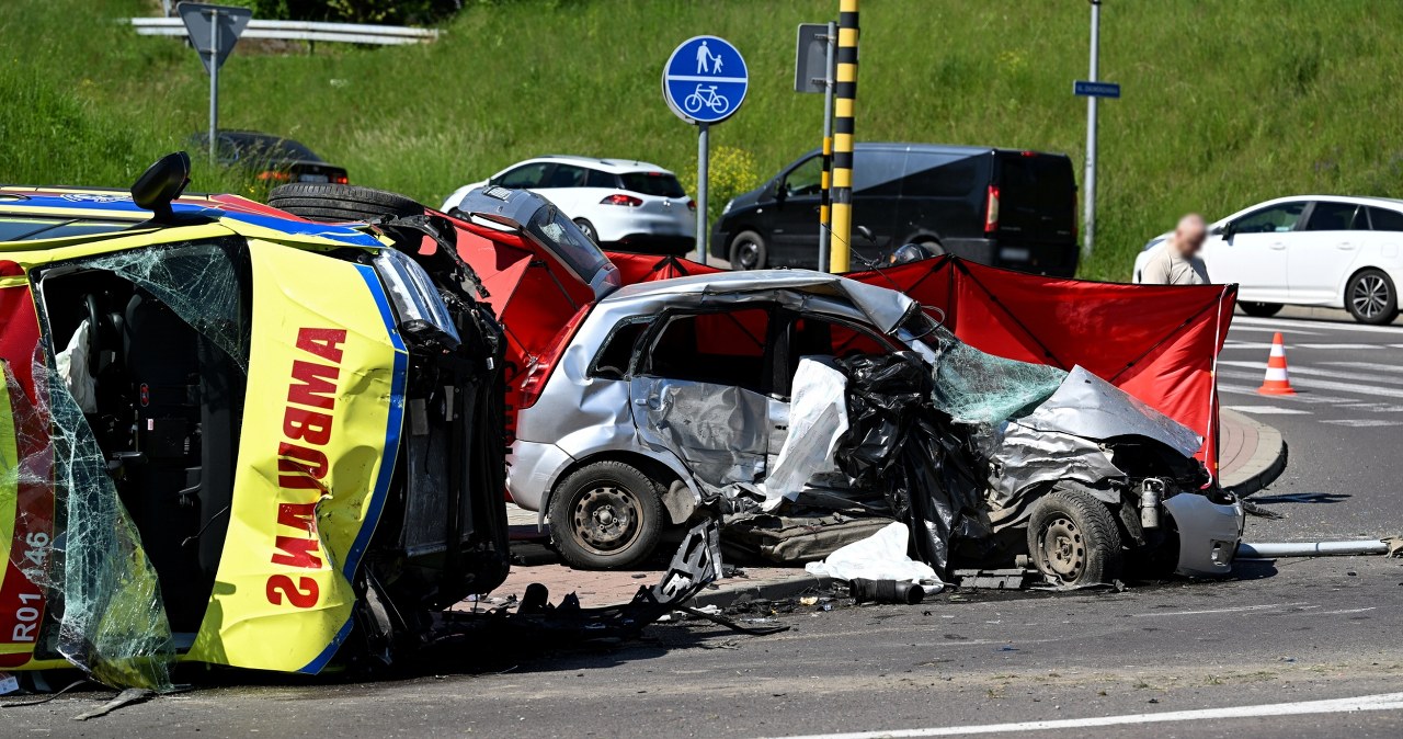 Śmiertelny wypadek w Przemyślu. Karetka zderzyła się z autem osobowym