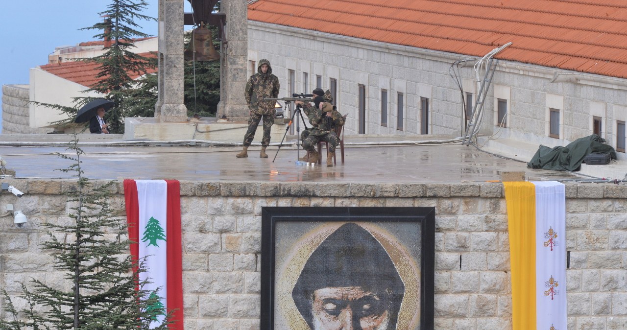 Papież w Libanie. Modlił się przy grobie św. Szarbela