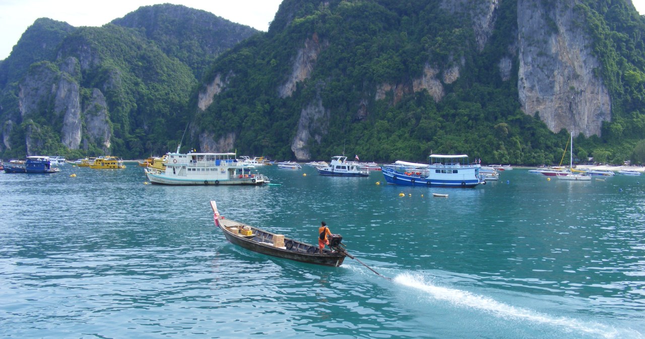 Motorówka zderzyła się z trawlerem. Jest ofiara śmiertelna